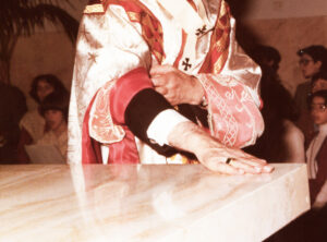 1979 Mons. Giuseppe Bonfiglioli consacrazione altare