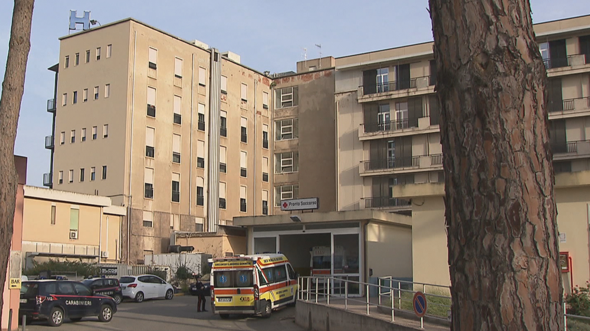 Beve acqua al bar e si ustiona, paura a Carbonia