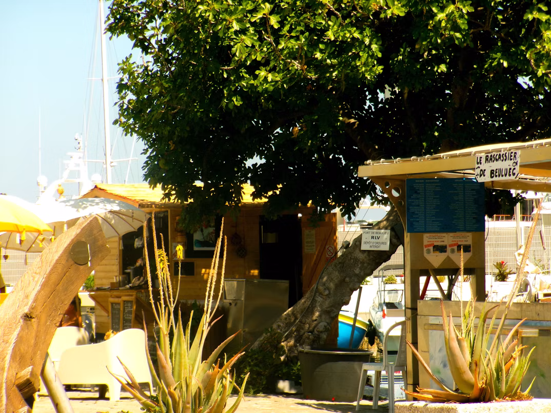Sequestrata terrazza di un chiosco in spiaggia a Castiadas, una denuncia